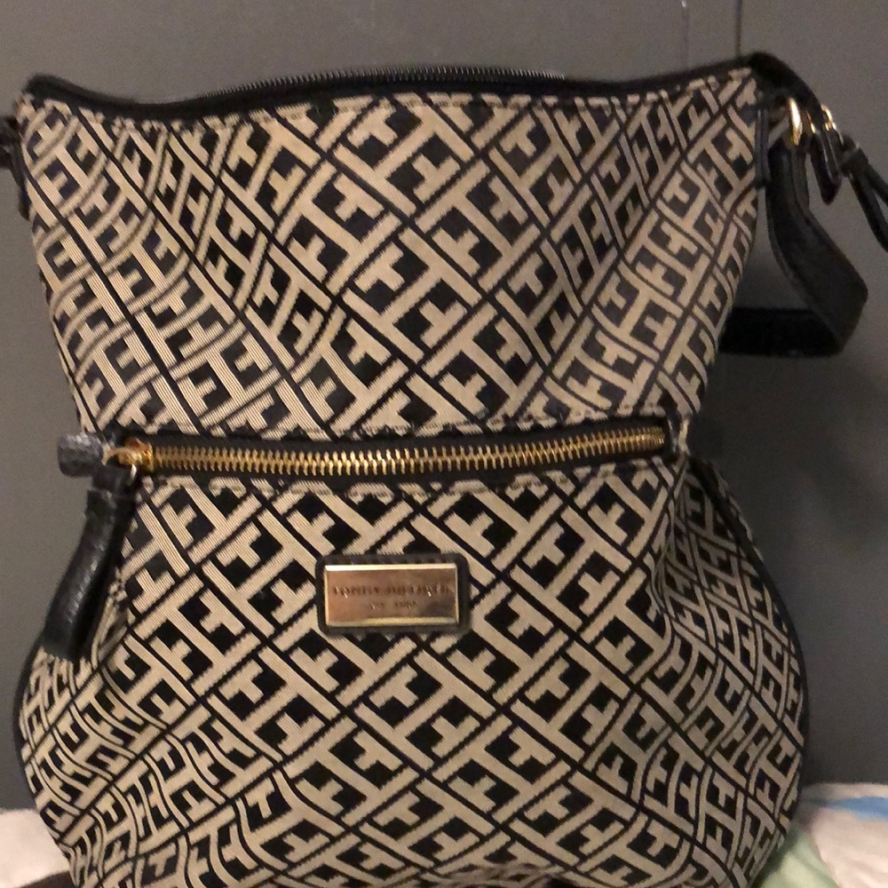 Tommy Hilfiger purse in mint condition